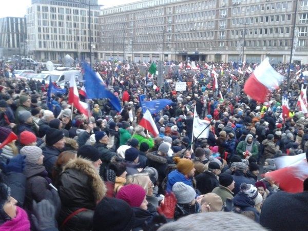 Pollando : miloj da personoj manifestacias por defendi la publikajn amasinformilojn