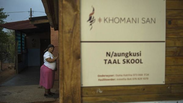 Foto : Lernejo, kiu instruas la Kojsanajn lingvojn en la provinco Norda Kablando, Sud-Afriko