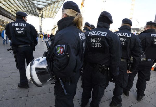 Kolonjo, 9an de januaro. Policistoj ĉirkaŭas ekstremdekstrajn aktivulojn antaŭ kontraŭ-rifuĝinta manifestacio. PHOTO Roberto Pfeil / AFP