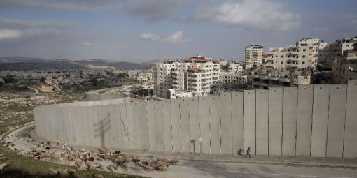 Cisjordanio : malantaŭ la apartiga muro, la israela kolonio Pisgat Zeev.© AHMAD GHARABLI / AFP