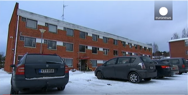 Finnlando : akceptejo por migrantoj atakita per brulboteloj