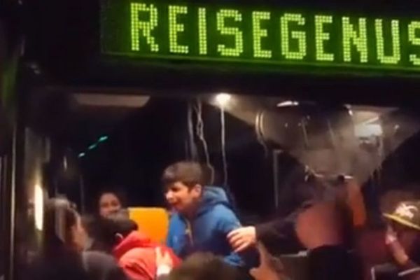 Germanio : Videoj de rifuĝintoj perfortitaj de la polico estigas polemikon