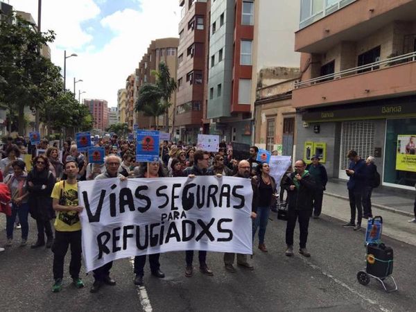 Hispanio : Manifestacioj subtene al la migrantoj post fermado de la landlimoj