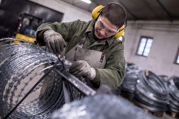Hungario : la lando intensigas la produktadon de pikdratoj por kontroli la landlimojn
