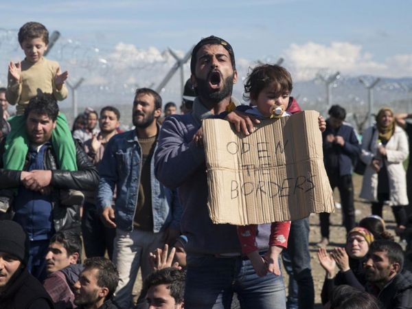 Greka-Makedonia landlimo : migrantoj repuŝitaj fare de plorigaj gasoj