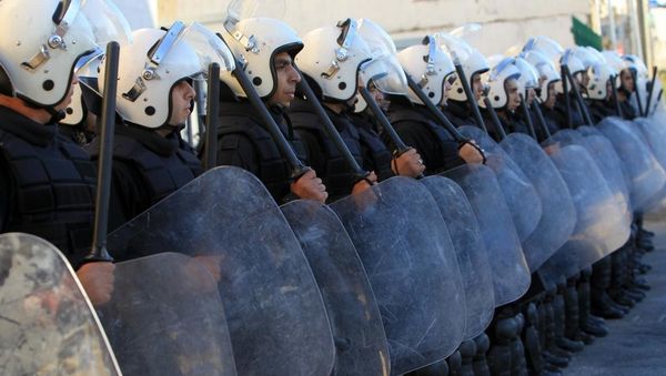 La policistoj estis multnombre deplojitaj, mardon 1an de marto, en la stratoj de Ramalaho. AFP PHOTO / ABBAS MOMANI