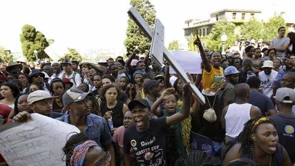 Sud-Afriko : la studenta protestado rekomenciĝas eĉ pli intense