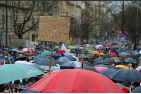 Hungario : la instruistoj surstratiĝas kontraŭ la politiko de la registaro de Viktor Orbán