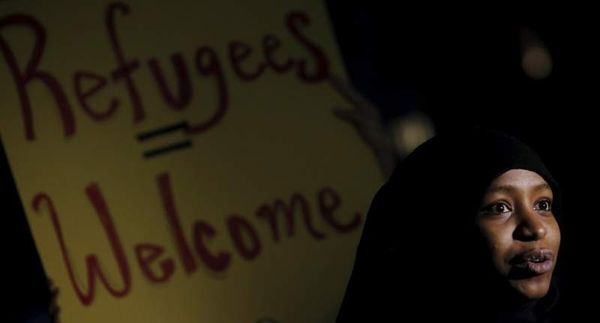 Virino partoprenas protestadon kontraŭ-trumpan kaj favore al la migrantoj en la kvartalo Manhattan de Novjorko la 10an de decembro 2015 (Reuters/Carlo Allegri)