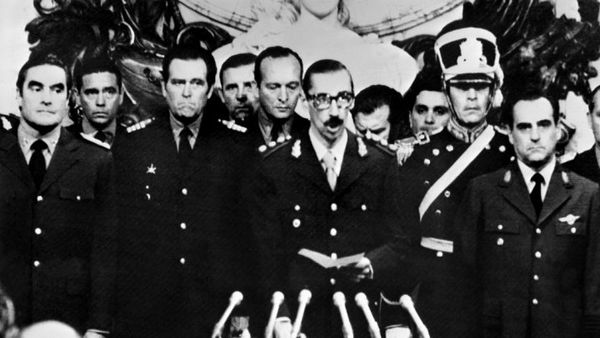 La generalo Jorge Rafael Videla iĝinta prezidento de Argentino post ĵuro, la 29an de marto 1976 en Bonaero. © AFP, archives |