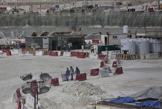 Eksterlandaj laboristoj sur la konstruejo de la stadiono Al-Wakra, en Doho, kie okazos la Futbala Mondpokalo 2022. Maya Alleruzzo / AP