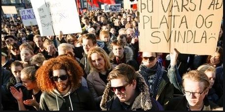 Islando : giganta manifestacio en Rejkjaviko
