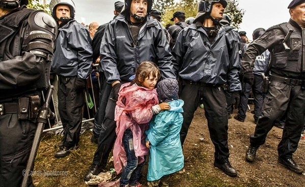 Foto : 22.000 infanoj estas blokataj en Idomeno