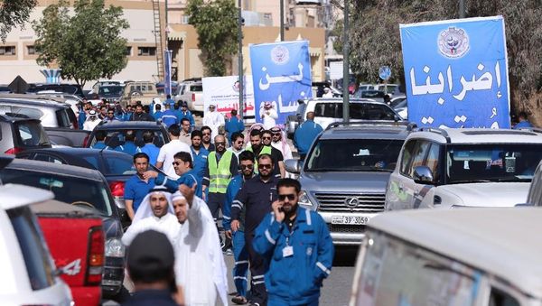 Salajruloj de Kuwait Oil alvenas en la sidejo de la nafto-kompanio en Ahmadi por protesti, la 17an de aprilo 2016. YASSER AL-ZAYYAT / AFP