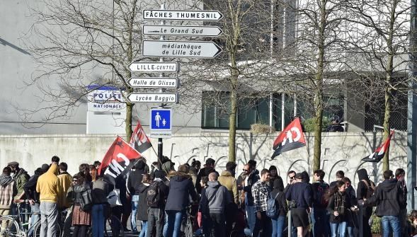 Manifestacio subtene al la du personoj arestitaj, okazis antaŭ la policejo de Sud-Lillo. Foto PIERRE LE MASSON