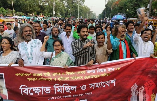 Manifestaciantoj defiladas en Ĝakarto, Bangladeŝo, post la murdo de la ateisma blogisto Ananta Bijoy Das, la 12an de majo 2015. - SIPANY/SIPA