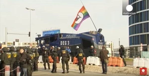 Germanio : la kongreso de la populisma partio AFD tumultigita de manifestacioj