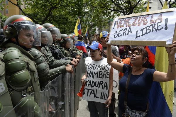 Foto: Manifestacioj la 18an de majo, en Karakaso. Multaj incidentoj okazis dum la ĵusaj protestadoj, malgraŭ la urĝa stato dekretita de la prezidento Nicolás Maduro. FEDERICO PARRA/AFP