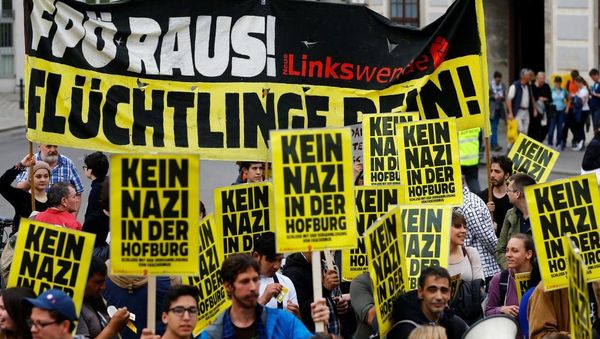 En Aŭstrio, manifestacioj okazis kontraŭ la kandidato al la prezidenta baloto Norbert Hofer, en Vieno, la 19an de majo 2016. REUTERS/Leonhard Foeger.