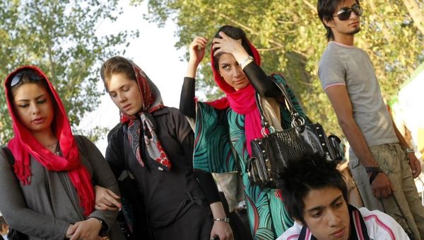 De post la Islama revolucio en 1979, la islama vualo estas devigata por ĉiuj virinoj, kaj konsumado de alkoholo malpermesata en Irano. BEHROUZ MEHRI / AFP