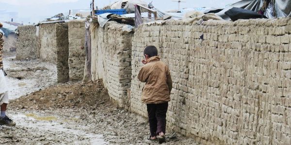 Infano en la kampejo de delokitoj de Chaman-e-babrak en Kabulo © Amnesty International