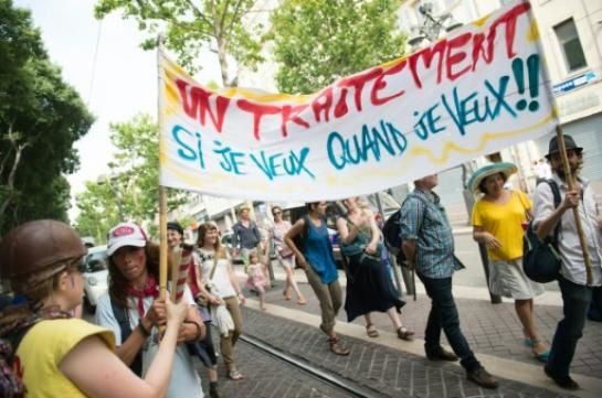 Defilado de la « Mad Pride », la 13-an de junio 2015 en Parizo (AFP/BERTRAND LANGLOIS) « MEDICINAĴOJ, SE MI VOLAS, KIAM MI VOLAS !!! »
