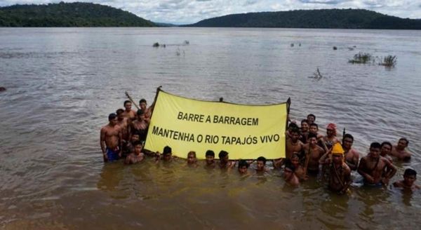 Amazonia arbaro : Greenpeace subtenas amazonian popolon kontraŭ projekto de baraĵo