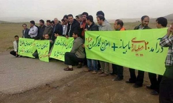 « Ni havas kancerojn kaj ankaŭ skurĝbatojn ». Manifestacio de iranaj laboristoj. Foto Gozareshgar.com