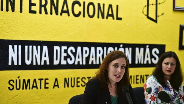 Madeleine Penman (maldekstre), kaj Guevara-Rosas, el Internacia Amnestio prezentas la raporton de la NRO « Kiel plu vivi post la morto », la 28an de junio 2016 en Meksikurbo. RONALDO SCHEMIDT / AFP