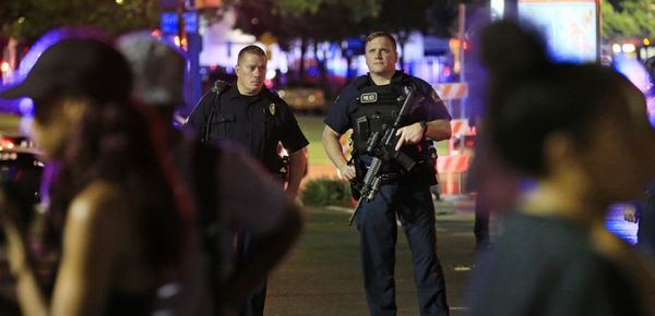 Policistoj en Dalaso, la 7an de junio 2016.(Ron Jenkins/Getty Images/AFP)
