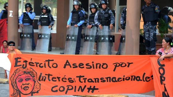Manifestacio de la "NRO Copinh" okaze de la morto de Berta Cáceres. Ankaŭ Lesbia Janeth Urquia estis membro de tiu NRO. ORLANDO SIERRA / AFP