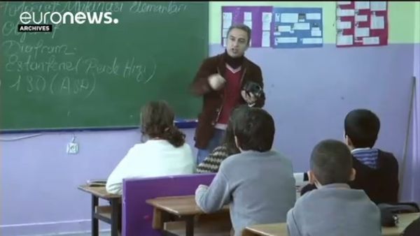 Turkio : la elpurigado daŭre ampleksiĝas, kaj tuŝas nun edukadon kaj amaskomunikilojn