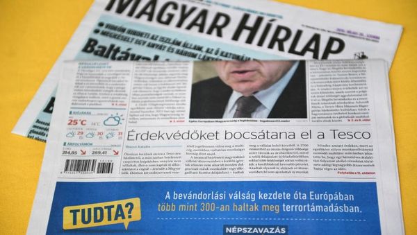 Ekzemploj de la kontraŭ-migranta kampanjo : « Ĉu tion vi sciis ? » ĉe la frontpaĝo de la konservativa hungara ĵurnalo « Magyar Idok », la 20an de julio 2016. AFP/Attila Kisbenedek