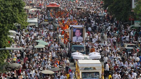 Dekoj da miloj da personoj partoprenas la funebron de Kem Ley, Pnom-Pen la 24an de julio 2016. REUTERS/Samrang Pring