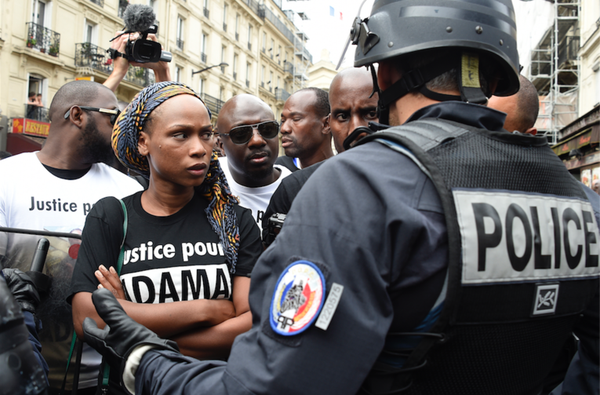 La fratino de Adama Traoré dum la kolektiĝo dediĉita al la morto de la junulo, sabaton 30an de julio 2016 en Parizo. FOTO DOMINIQUE FAGET / AFP