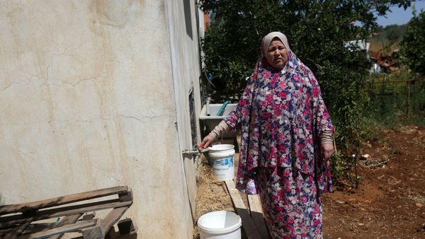 Fatma Ali, montras la fonton de sia ĝardeno, el kio akvo ne defluas, en la vilaĝo Salfit (Norde de Cisjordanio), la 23an de junio 2016. afp.com/JAAFAR ASHTIYEH