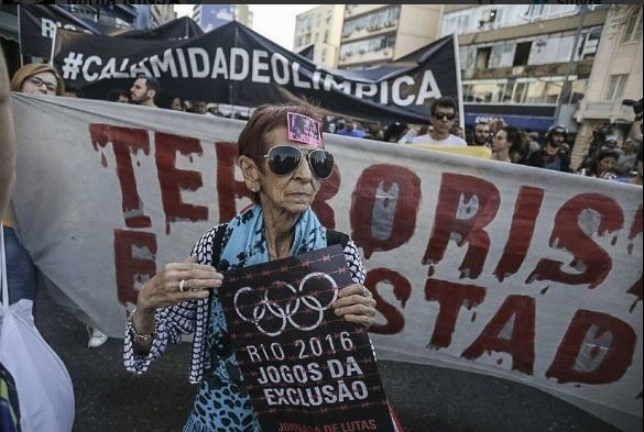 Brazilo: marĝene al la Olimpika malfermo de Rio, manifestaciantoj estis disigitaj fare de la kontraŭ-ribela polico