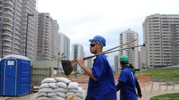 Laboristoj sur la konstruejo de Olimpika vilaĝo en Rio-de-Ĵanejro, la 21an de julio 2015. afp.com/TASSO MARCELO