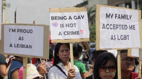 Samseksemaj aktivuloj portas afiŝtabulojn dum manifestacio, postulantaj justecon por la LGBT komunumo en Ĝakarta, Indonezio, la 21-an de majo 2011.