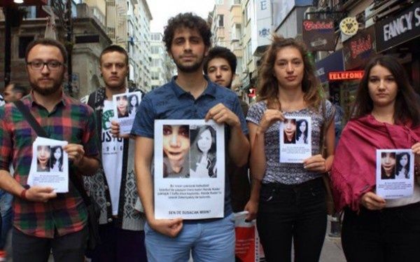 Turkio : Hande Kader, figuro de la Geja Fiero en Istanbulo, brulmortigita