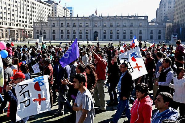 Sabaton, la protestantoj plenigis la stratojn, postulante reorganizadon de la pensiaj fondusoj, hereditaj de la diktaturo de Pinochet. Foto: AFP