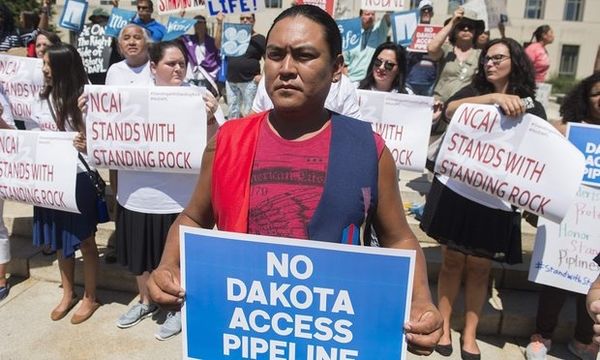 Centoj da Siuoj manifestaciis, postulante de la aŭtoritatoj, ke ili haltigu la konstruadon de naftokondukilo apud ilia rezervejo "Standing Rock".