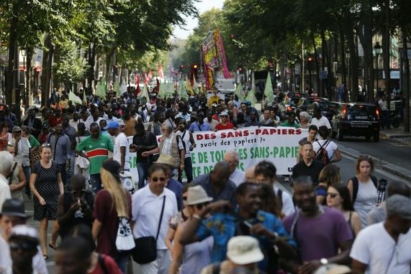 Manifestacio la 27an de aŭgusto 2016 en Parizo, por « ĝenerala reguligado de ĉiuj senlegitimiluloj », dudek jarojn post la perforta elpelado de fremduloj en neregula situacio, kiuj okupis la preĝejon "Saint-Bernard" en 1996.