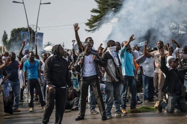 Post anonco pri la reelekto de Ali Bongo, la defendantoj de la kontraŭulo Jean Ping manifestacias sur la stratoj de Libreville. Photo Marco Longari. AF