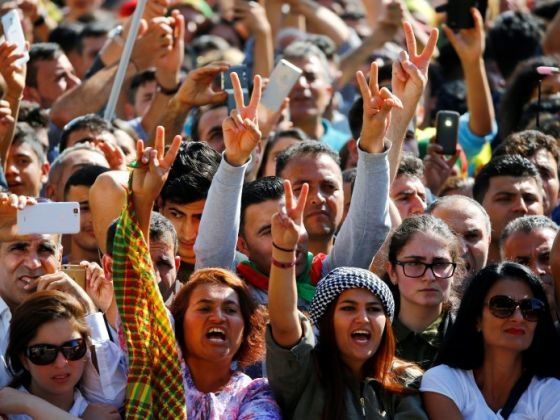 Pluraj dekoj da miloj da Kurdoj manifestaciis sabaton en Kolonjo kontraŭ la turka prezidento Recep Tayyip Erdoğan, post la ofensivo kontraŭ la kurdaj milicoj en Sirio, kaj postulis liberigon de sia gvidanto Abdullah Öcalan.Foto: Reuters