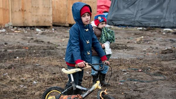 Infanoj en la Kaleza « ĝangalo », en marto 2016. DENIS CHARLET / AFP