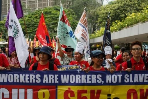Domlaboristoj, plejparte devenantaj de Filipinoj kaj Indonezio, defiladas en Hongkongo la 4an de septembro 2016. AFP