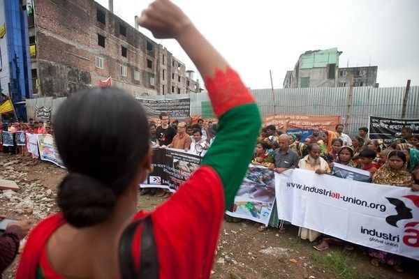 Elsavitoj de "Rana Plaza" manifestacias en la areo, kie okazis la disfalo de la konstruaĵo, la 23an de oktobro 2013, ses monatojn post la katastrofo. / STRDEL/AFP