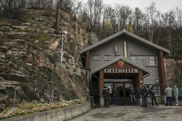 Grupo da migrantoj antaŭ la centro de Kirkenes, en Norvegio, la 2an de oktobro 2015.Foto The New York Times/Mauricio Lima