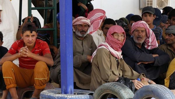 Siriaj rifuĝintoj apud la jordania landlimo, la 10an de septembro 2015.REUTERS/Muhammad Hamed